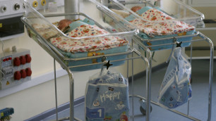 В Казахстане предложили платить за новорожденного 10 тысяч долларов