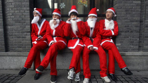 Кунг-Фу Санта-Клаусы встали на охрану корейских магазинов