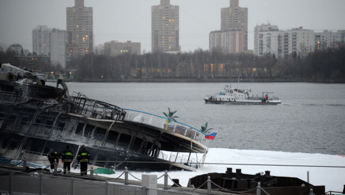 Из сгоревшего в Москве теплохода извлекли тело механика