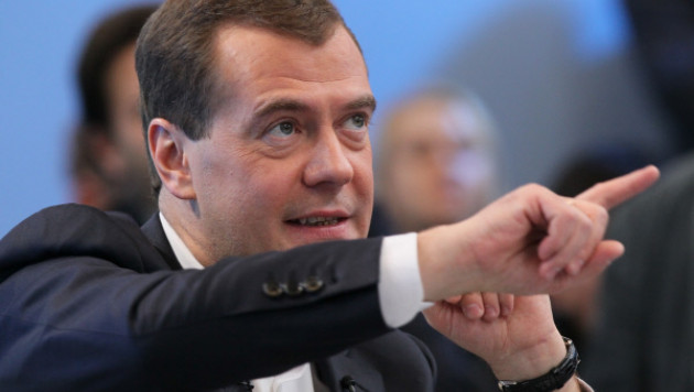 Медведев с супругой выбрали депутатов в Госдуму