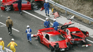 ФОТО: На трассе в Японии 14 суперкаров превратились в груду металла