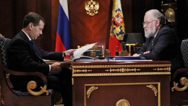 ЦИК России передал Медведеву предварительные результаты выборов в Госдуму