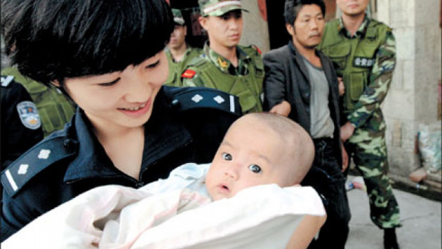 Полиция Китая за один день арестовала более 600 торговцев детьми