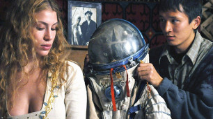 Главные герои фильма - Гагарин и его возлюбленная Джули. Кадр из фильма "Байконур".