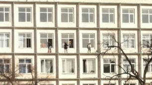 Учительницу уволили из-за фото с моющими окна с карниза 3-го этажа школьниками