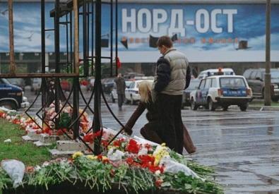 Москвичи и гости столицы приносят цветы и свечи к зданию Театрального центра на Дубровке в память о трагически погибших людях во время террористического акта на представлении мюзикла "Норд-Ост". ©РИА Новости