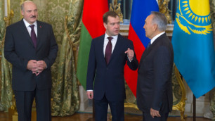 Президент РФ Дмитрий Медведев (в центре), президент Беларуси Александр Лукашенко (слева), президент Казахстана Нурсултан Назарбаев (справа) в Кремле. Фото ©РИА Новости