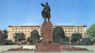 В Тернополе решили увековечить стоящих на коленях Сталина и Гитлера
