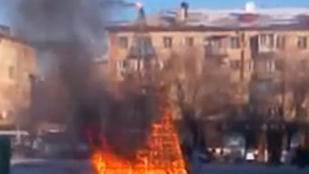 ВИДЕО: В Караганде сгорела новогодняя елка