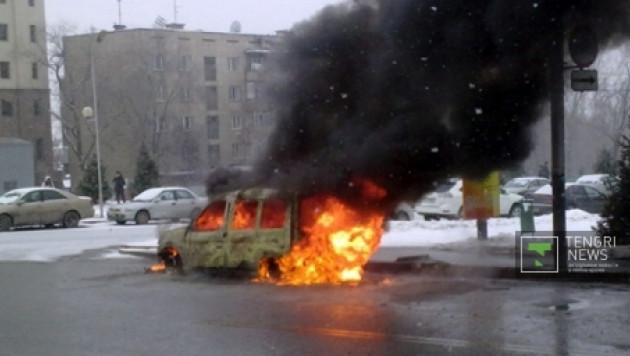 ВИДЕО: В центре Алматы полностью сгорела иномарка
