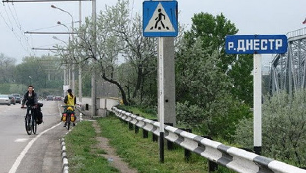 В Молдове 250 человек перекрыли мост возле КПП миротворцев