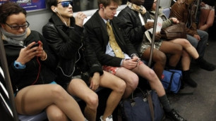 Сотни людей по всему миру проехались в метро без штанов