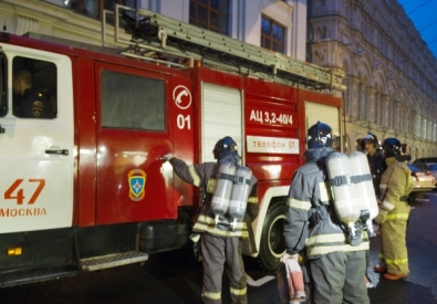 Сотрудники МЧС возле пожарной машины. ©РИА Новости