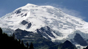 К поискам российских альпинистов на горе Монблан подключили вертолет