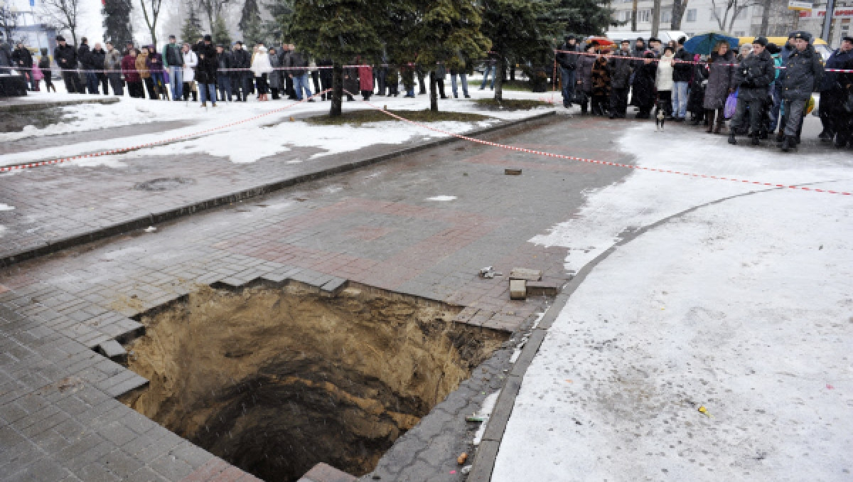 На поиски упавшего в коллектор в Брянске ребенка отправят робота