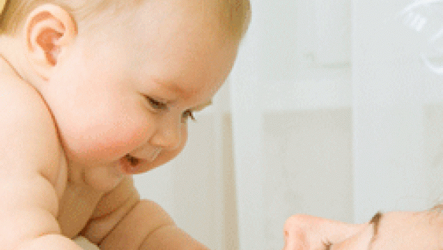 Чтение по губам помогает младенцам освоить речь