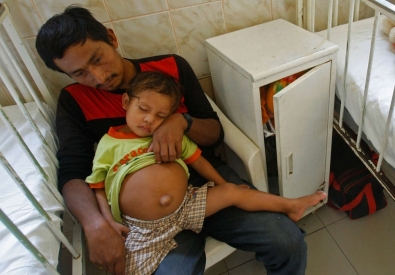 Трехлетний Исбак Пакунда с отцом. Фото feedage.com