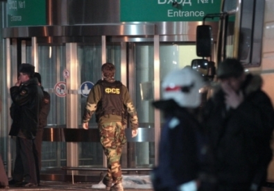 Сотрудники правоохранительных органов дежурят у аэропорта "Домодедово" после теракта. Фото ©РИА Новости