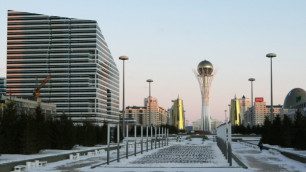 Здания на бульваре Нуржол и монумент "Астана-Байтерек" в центре Астаны. Фото ©РИА Новости