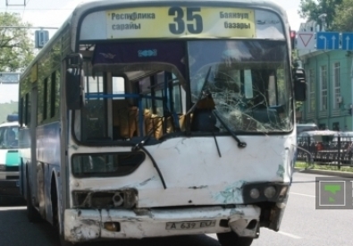 Автобус 35-го маршрута, спровоцировавший ДТП в Алматы, в котором пострадал офицер дорожной полиции. Фото ©tengrinews.kz 
