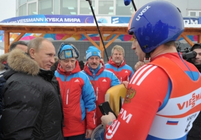 Владимир Путин во время осмотра спорткомплекса "Парамоново". Фото ©РИА Новости