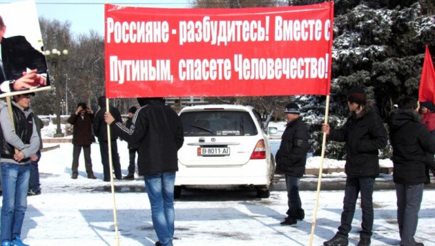 ФОТО: Участники ролика "Зима не будет" прошли маршем по Бишкеку в поддержку Путина