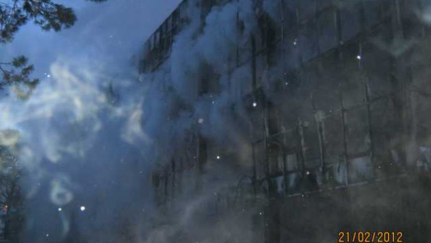 В Красноярском крае потушили горевший сутки торговый центр
