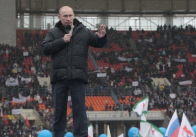 Владимир Путин выступает на митинге "Защитим страну!" в спорткомплексе "Лужники". Фото ©РИА Новости
