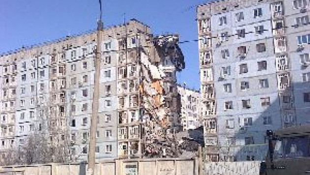 При взрыве в Астрахани обрушился подъезд жилого дома