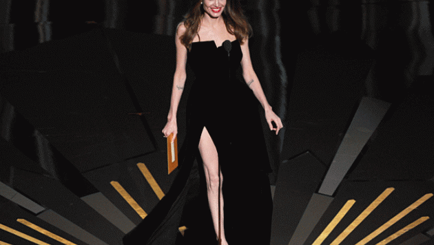 У правой ноги Анджелины Джоли появился блог в Twitter 