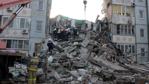 Под завалами рухнувшего в Астрахани дома найдено тело третьего погибшего