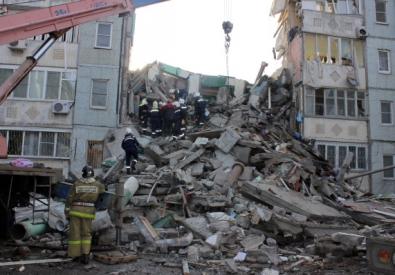 На месте обрушения дома в Астрахани. Фото МЧС РФ, переданное РИА Новости