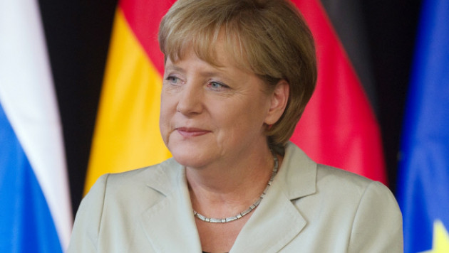 ВИДЕО: Канцлера Германии Ангелу Меркель облили пивом