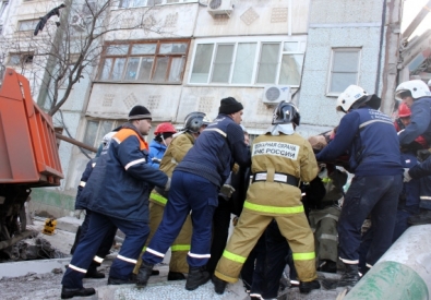 Сотрудники МЧС РФ на месте обрушившегося дома. Фото ©РИА Новости