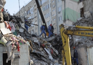 Спасатели у завалов обрушившегося дома в Астрахани. Фото ©РИА Новости