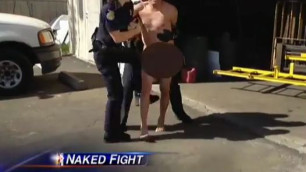 В США безработный голый латиноамериканец устроил драку с полицейскими