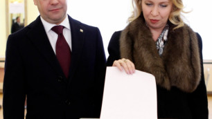 Медведев с супругой проголосовал на президентских выборах