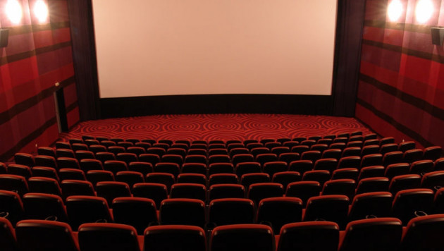 Правительство заставит кинотеатры показывать российское кино