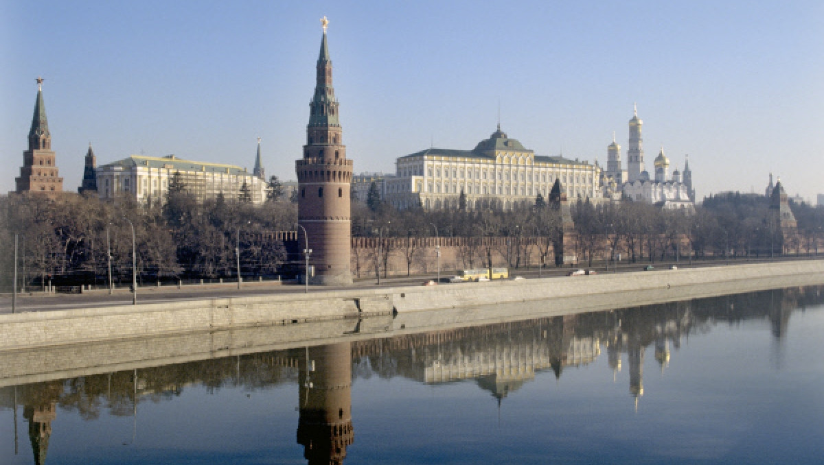 Автомобиль упал в Москву-реку