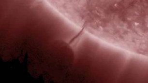Телескопы NASA засняли НЛО во время "заправки" от Солнца