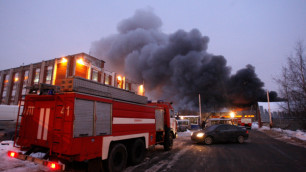 Два человека погибли при пожаре на мебельном заводе в Петербурге
