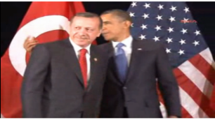 Барак Обама подзывает пальцем главу МИД Турции Ахмеда Давудоглу. Кадр с видеозаписи