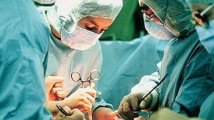 В Англии 63 врача спасали жизнь смертельно больному младенцу