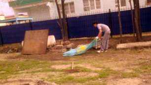 В Атырау гастарбайтеры использовали флаг Казахстана для выноса мусора