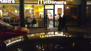 В массовой драке у московского McDonald's ранен человек