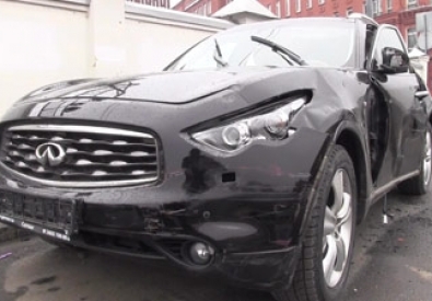 Разбитый Infiniti FX-37. Фото с сайта lifenews.ru