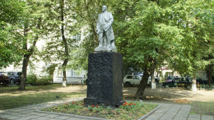 Памятник Ленину в Москве залили красной краской