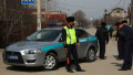 В Алматы полицейские "крапят" права упрямых водителей