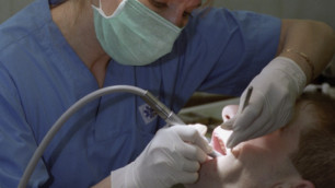 Женщина-стоматолог вырвала все зубы бывшему парню 
