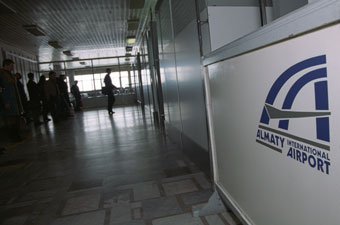 Алматинский аэропорт расследует ошибочную отправку бабушки в Шарджу